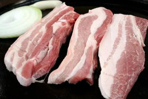 На прилавках магазинов Якутии увеличится количество свинины местного производства ﻿